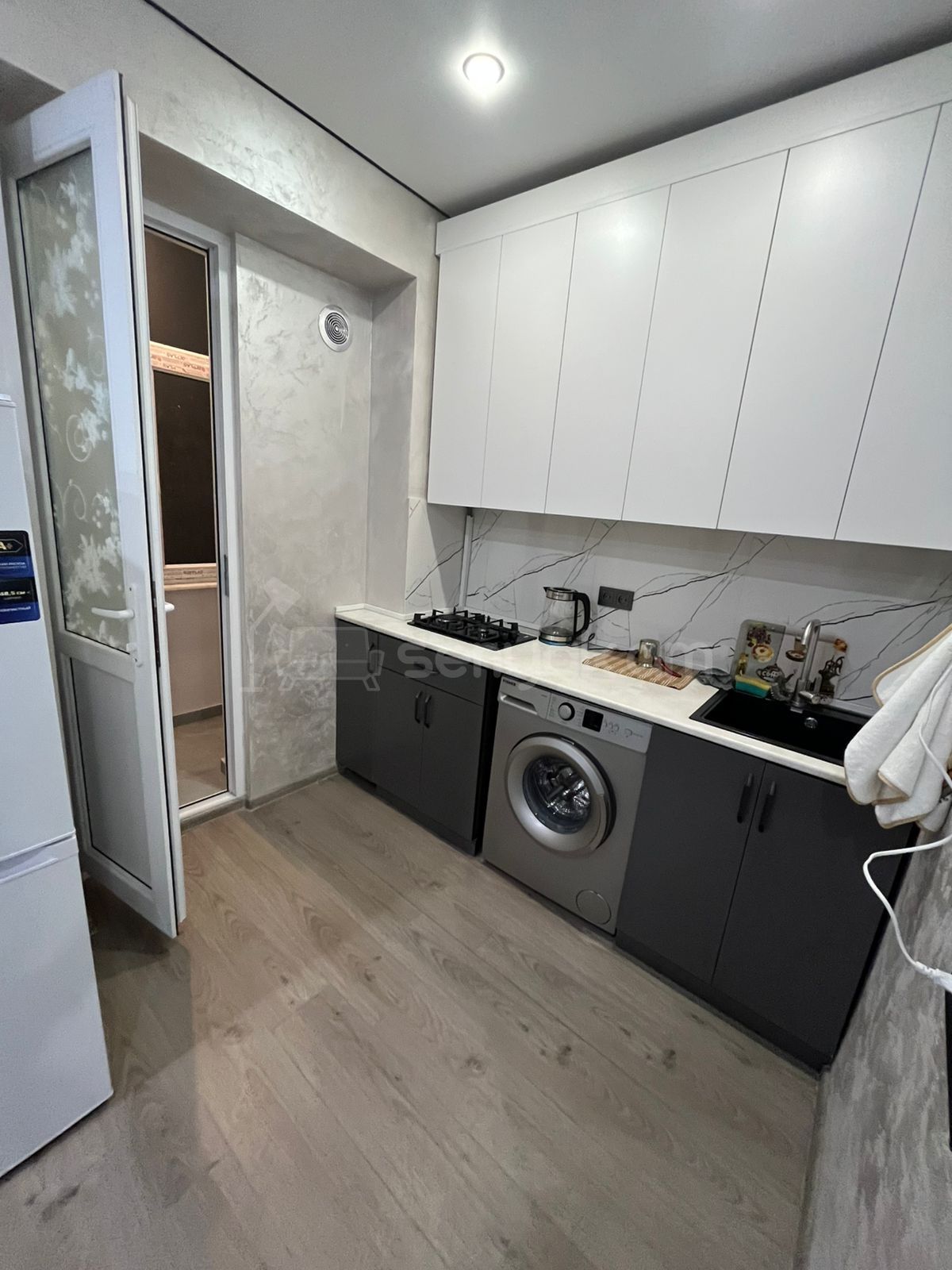 1 Սենյականոց Բնակարան Քարե Շենքում, 40քմ, 2/5 հարկ, Դիզայներական Վերանորոգված