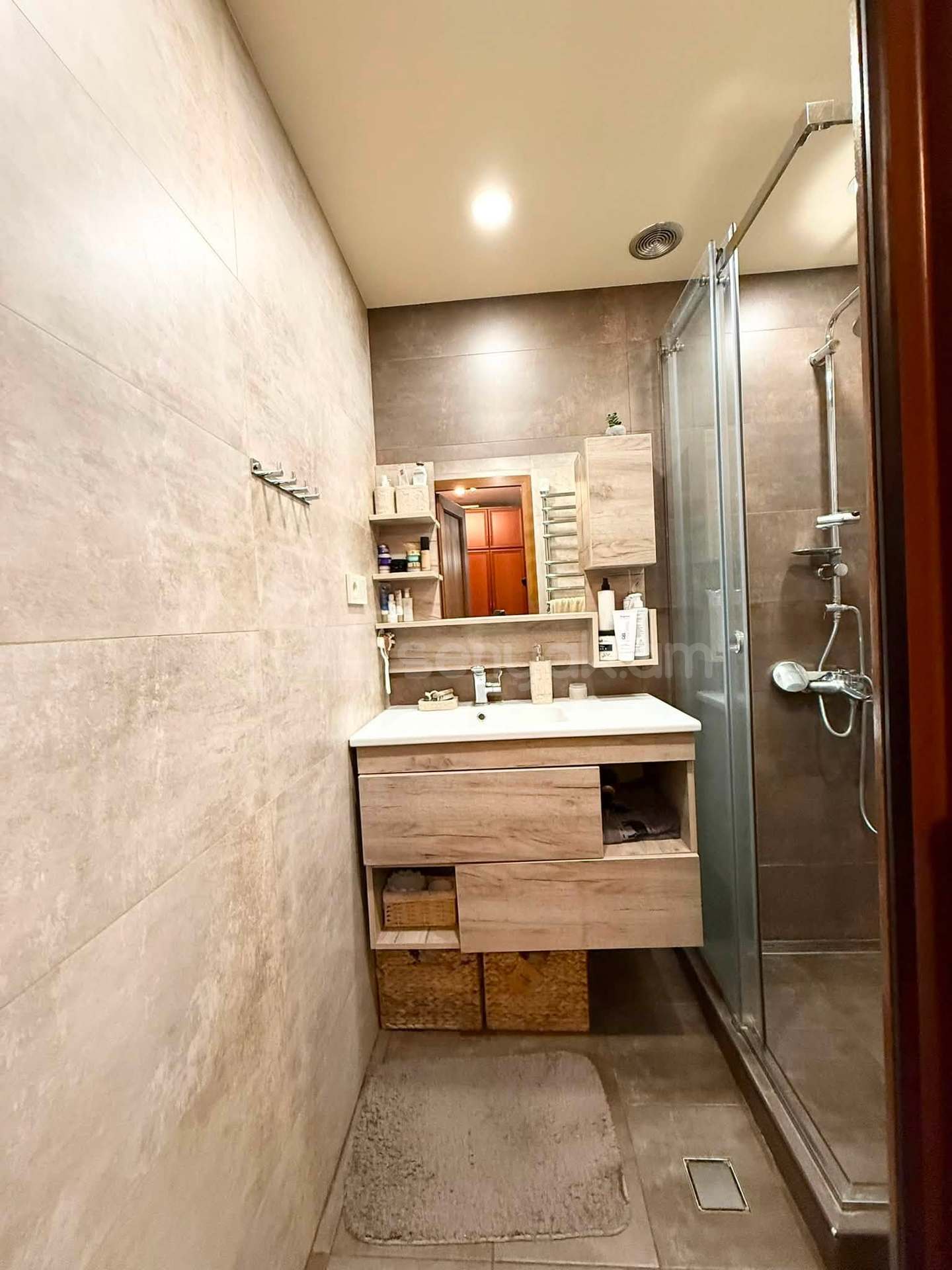 3 Սենյականոց Բնակարան Քարե Շենքում, 62քմ, 5/5 հարկ, Կապիտալ Վերանորոգված