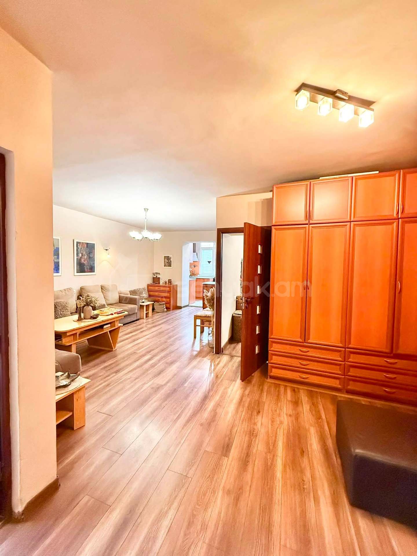 3 Սենյականոց Բնակարան Քարե Շենքում, 62քմ, 5/5 հարկ, Կապիտալ Վերանորոգված