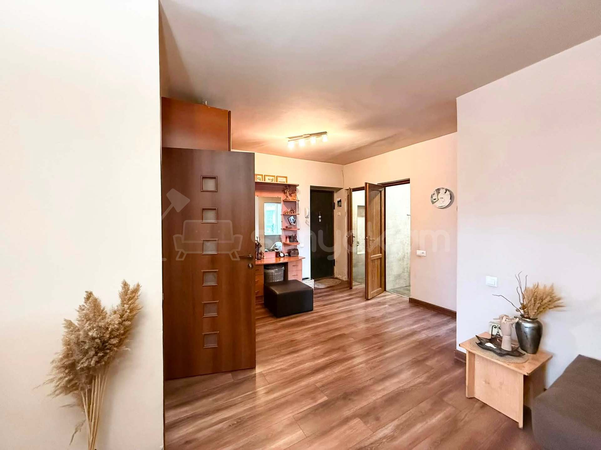 3 Սենյականոց Բնակարան Քարե Շենքում, 62քմ, 5/5 հարկ, Կապիտալ Վերանորոգված