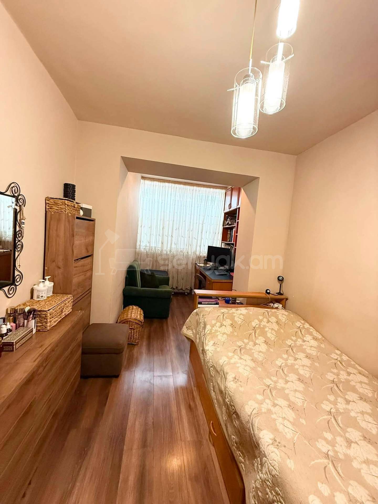 3 Սենյականոց Բնակարան Քարե Շենքում, 62քմ, 5/5 հարկ, Կապիտալ Վերանորոգված