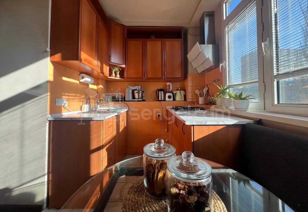 3 Սենյականոց Բնակարան Քարե Շենքում, 62քմ, 5/5 հարկ, Կապիտալ Վերանորոգված