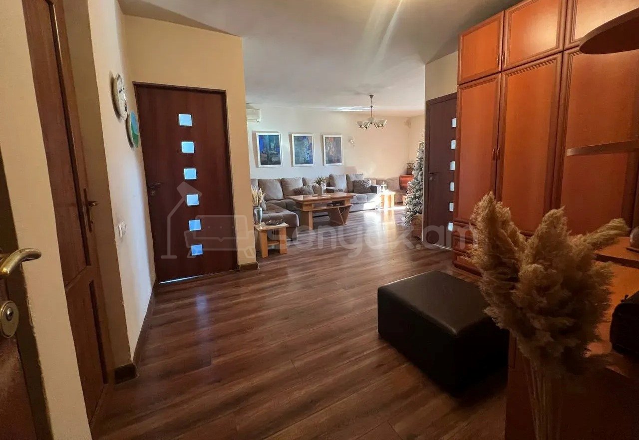 3 Սենյականոց Բնակարան Քարե Շենքում, 62քմ, 5/5 հարկ, Կապիտալ Վերանորոգված