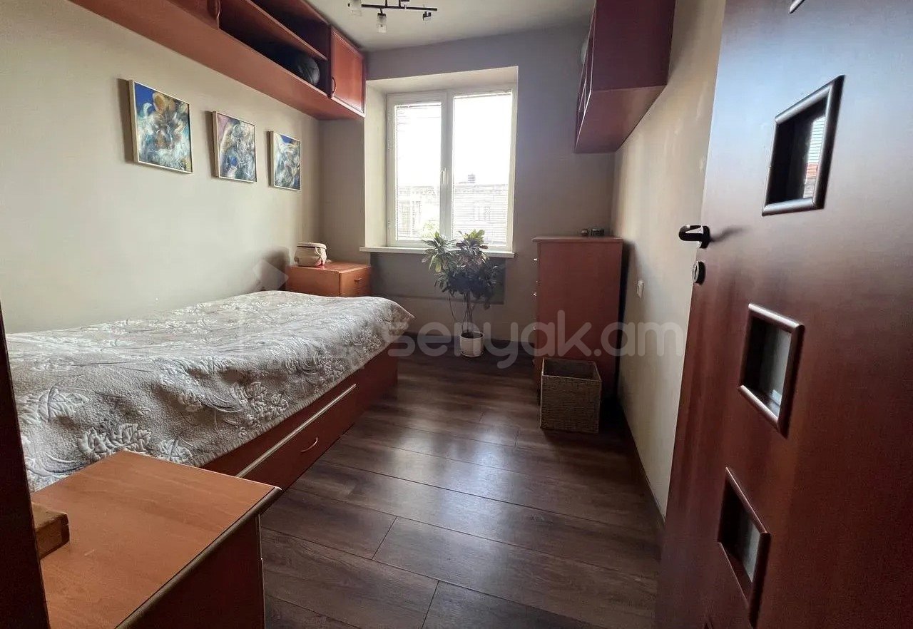 3 Սենյականոց Բնակարան Քարե Շենքում, 62քմ, 5/5 հարկ, Կապիտալ Վերանորոգված