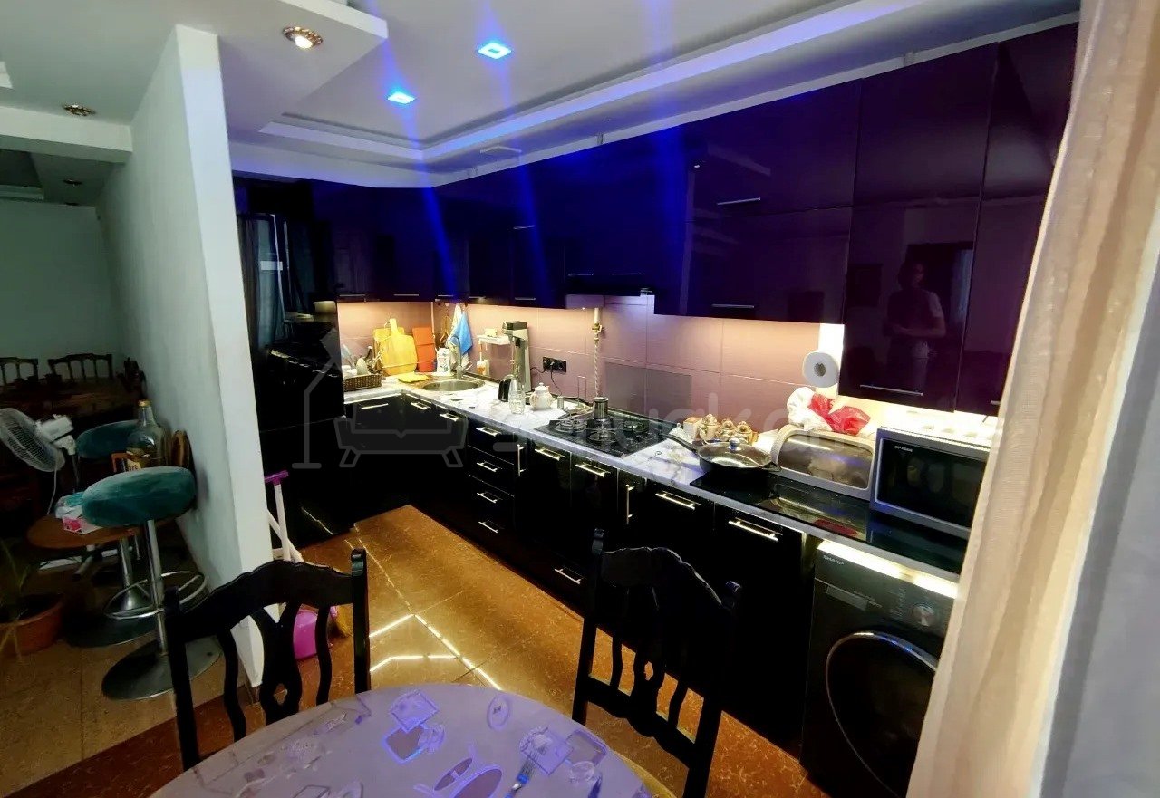 4 Սենյականոց Բնակարան Քարե Շենքում, 103քմ, 3/5 հարկ, Նորմալ Վիճակում