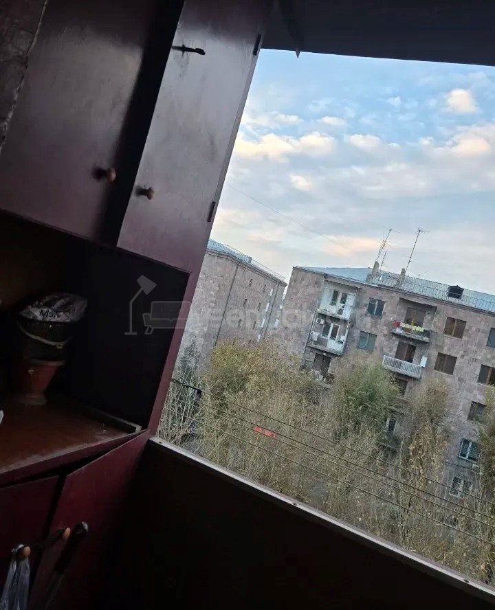 2 Սենյականոց Բնակարան Քարե Շենքում, 70քմ, 4/5 հարկ, Նորմալ Վիճակում