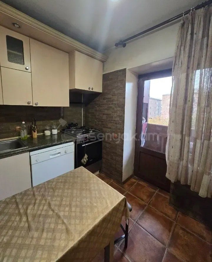 2 Սենյականոց Բնակարան Քարե Շենքում, 70քմ, 4/5 հարկ, Նորմալ Վիճակում