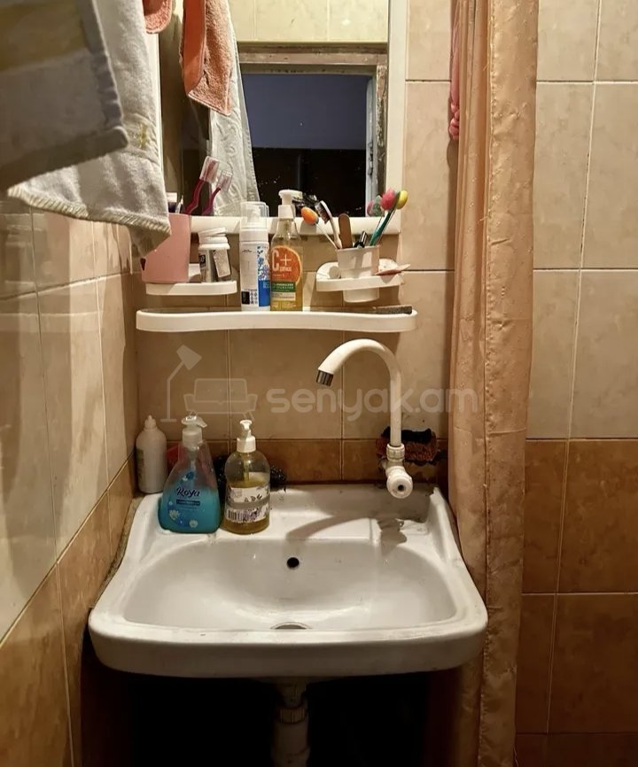 1 Սենյականոց Բնակարան Քարե Շենքում, 30քմ, 1/1 հարկ, Նորմալ Վիճակում, Կահավորված