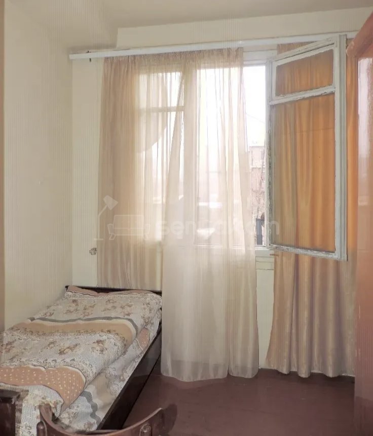 1 Սենյականոց Բնակարան Քարե Շենքում, 30քմ, 3/5 հարկ, Նորմալ Վիճակում, Կահավորված