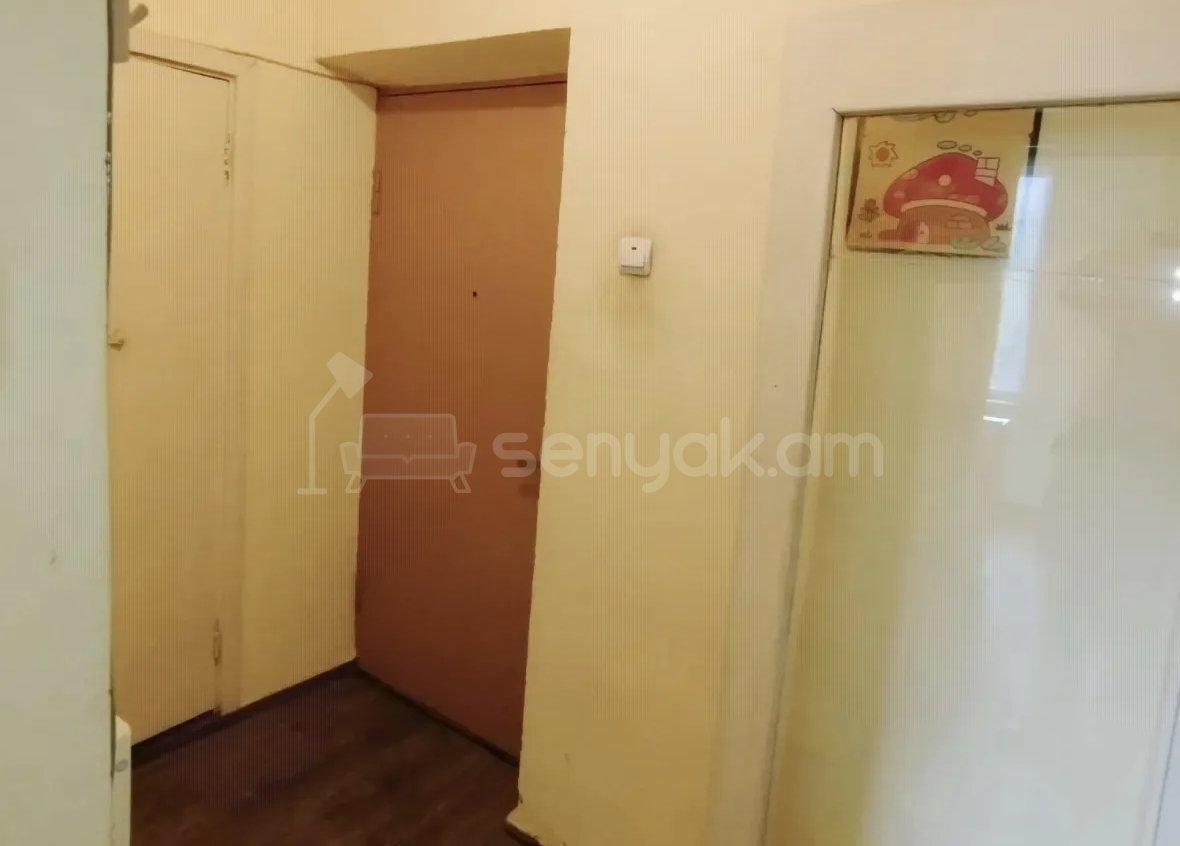 1 Սենյականոց Բնակարան Քարե Շենքում, 30քմ, 3/5 հարկ, Նորմալ Վիճակում, Կահավորված