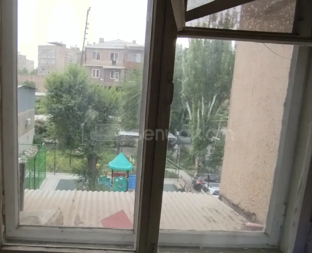 1 Սենյականոց Բնակարան Քարե Շենքում, 30քմ, 3/5 հարկ, Նորմալ Վիճակում, Կահավորված