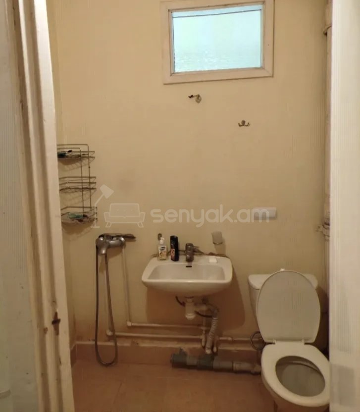 1 Սենյականոց Բնակարան Քարե Շենքում, 30քմ, 3/5 հարկ, Նորմալ Վիճակում, Կահավորված