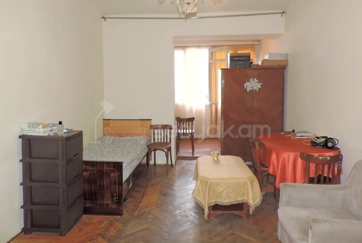 1 Սենյականոց Բնակարան Քարե Շենքում, 30քմ, 3/5 հարկ, Նորմալ Վիճակում, Կահավորված