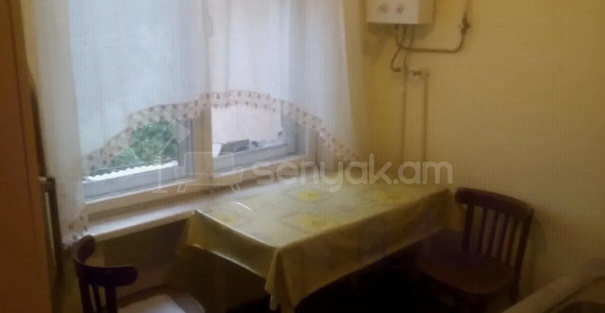 1 Սենյականոց Բնակարան Քարե Շենքում, 30քմ, 3/5 հարկ, Նորմալ Վիճակում, Կահավորված