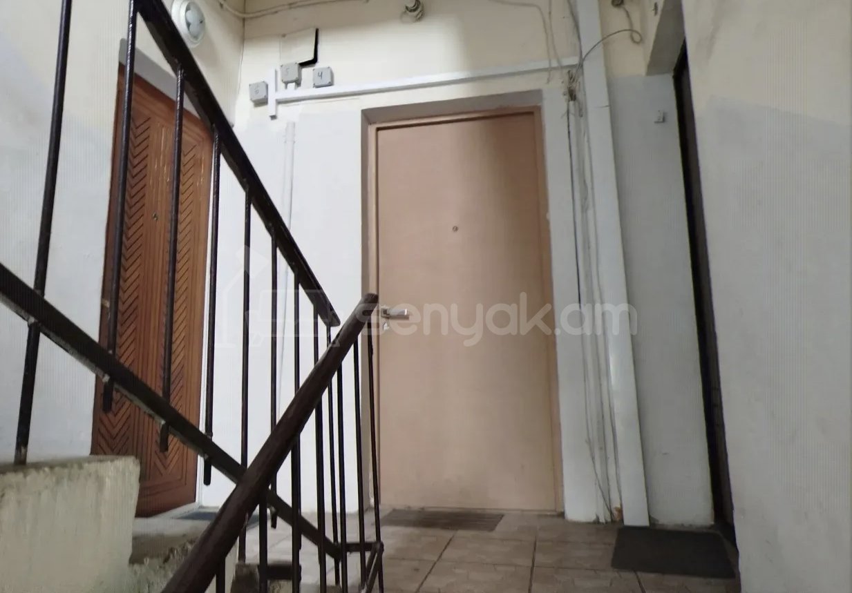 1 Սենյականոց Բնակարան Քարե Շենքում, 30քմ, 3/5 հարկ, Նորմալ Վիճակում, Կահավորված