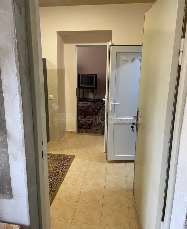 3 Սենյականոց Բնակարան Քարե Շենքում, 67քմ, 1/1 հարկ, Նորմալ Վիճակում, Կահավորված