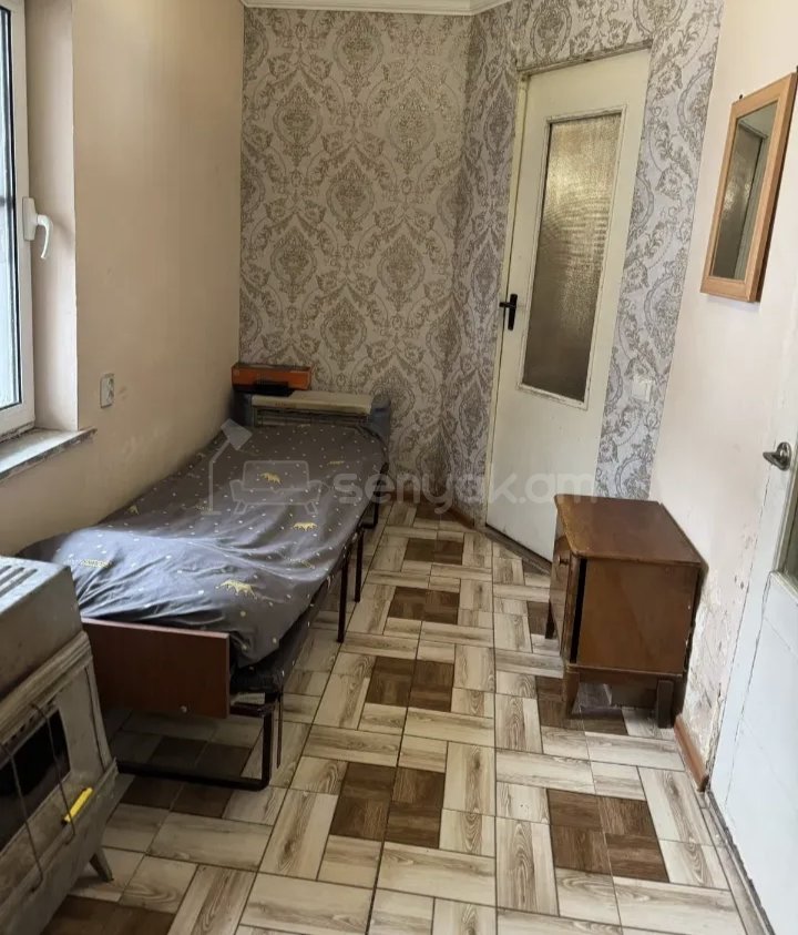 3 Սենյականոց Բնակարան Քարե Շենքում, 56քմ, 1/1 հարկ, Նորմալ Վիճակում, Կահավորված