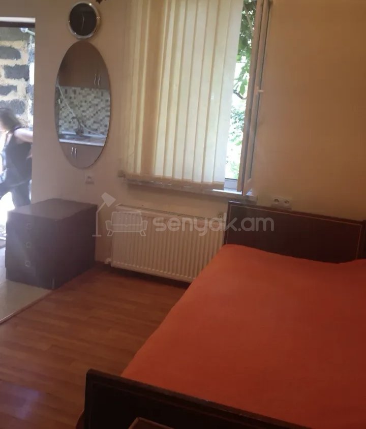 1 Սենյականոց Բնակարան Քարե Շենքում, 35քմ, 1/1 հարկ, Նորմալ Վիճակում, Կահավորված