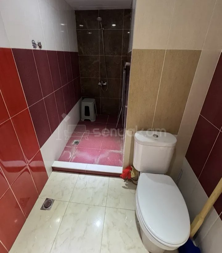 1 Սենյականոց Բնակարան Քարե Շենքում, 35քմ, 1/1 հարկ, Նորմալ Վիճակում, Կահավորված