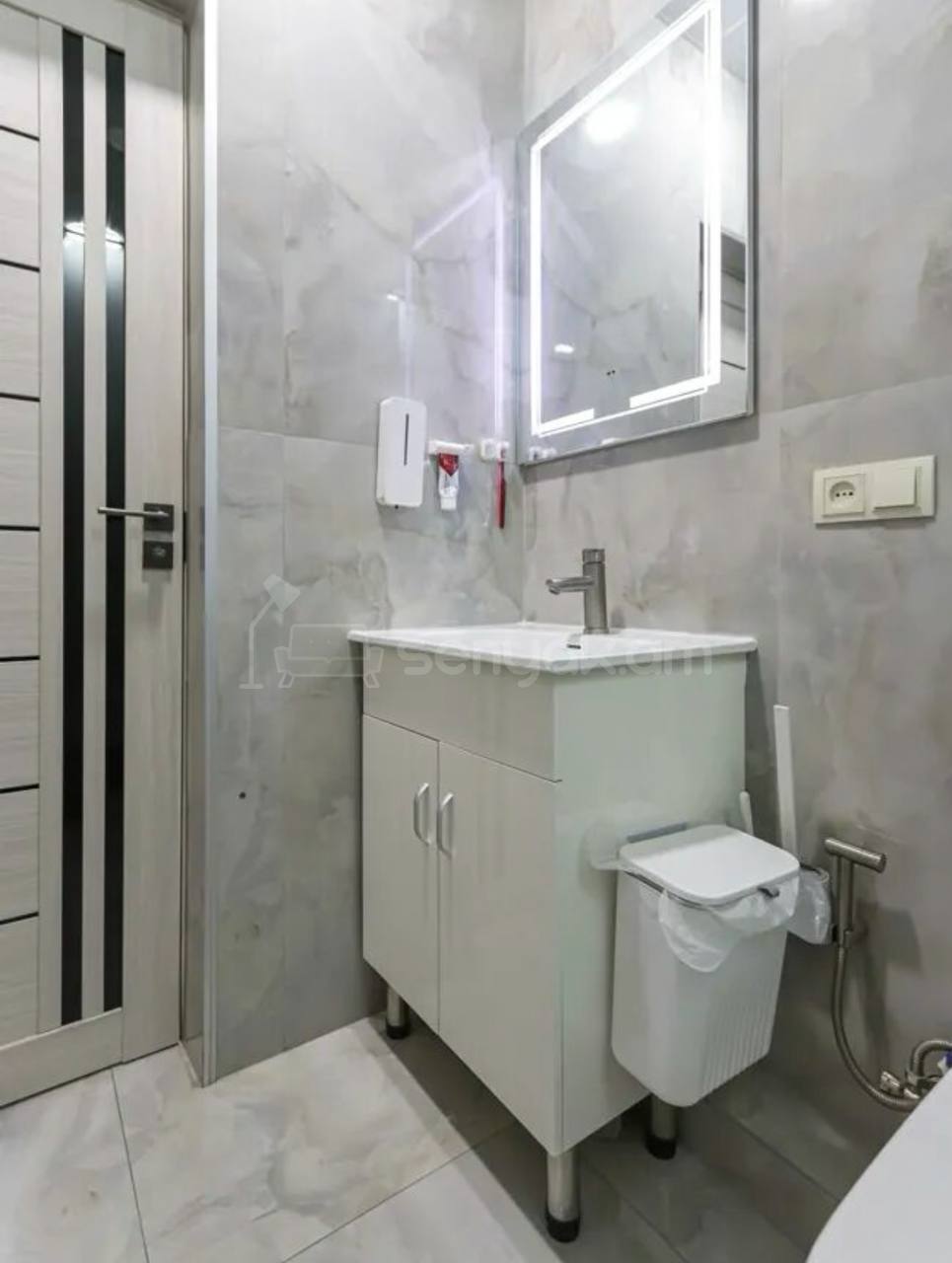 2 Սենյականոց Բնակարան Քարե Շենքում, 44քմ, 5/5 հարկ, Կապիտալ Վերանորոգված