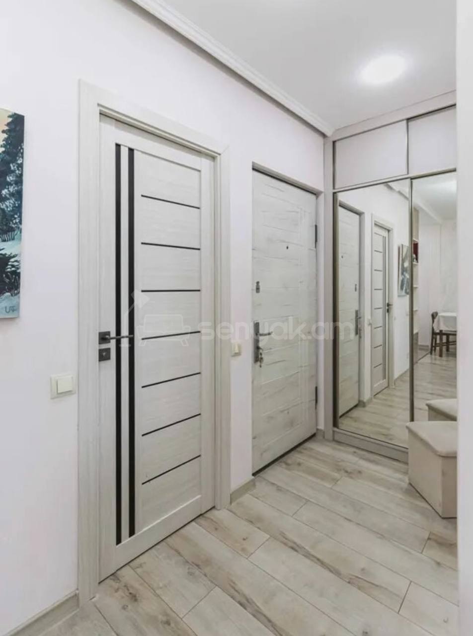 2 Սենյականոց Բնակարան Քարե Շենքում, 44քմ, 5/5 հարկ, Կապիտալ Վերանորոգված