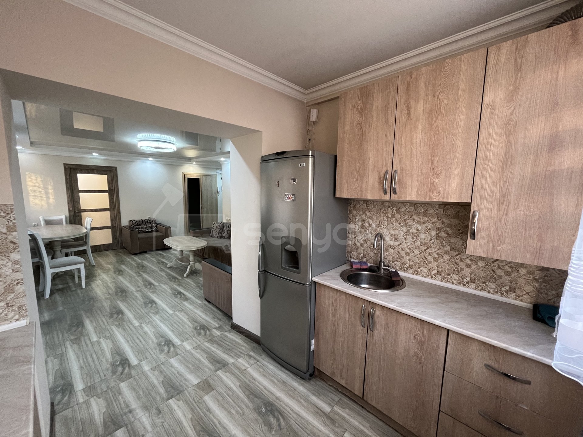 3 Սենյականոց Բնակարան Քարե Շենքում, 55քմ, 3/5 հարկ, Կապիտալ Վերանորոգված, Կահավորված