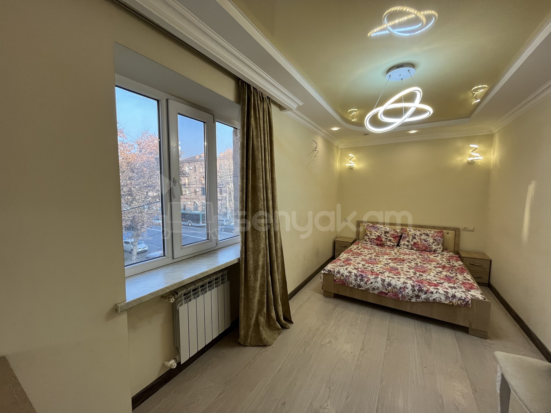 3 Սենյականոց Բնակարան Քարե Շենքում, 55քմ, 3/5 հարկ, Կապիտալ Վերանորոգված, Կահավորված