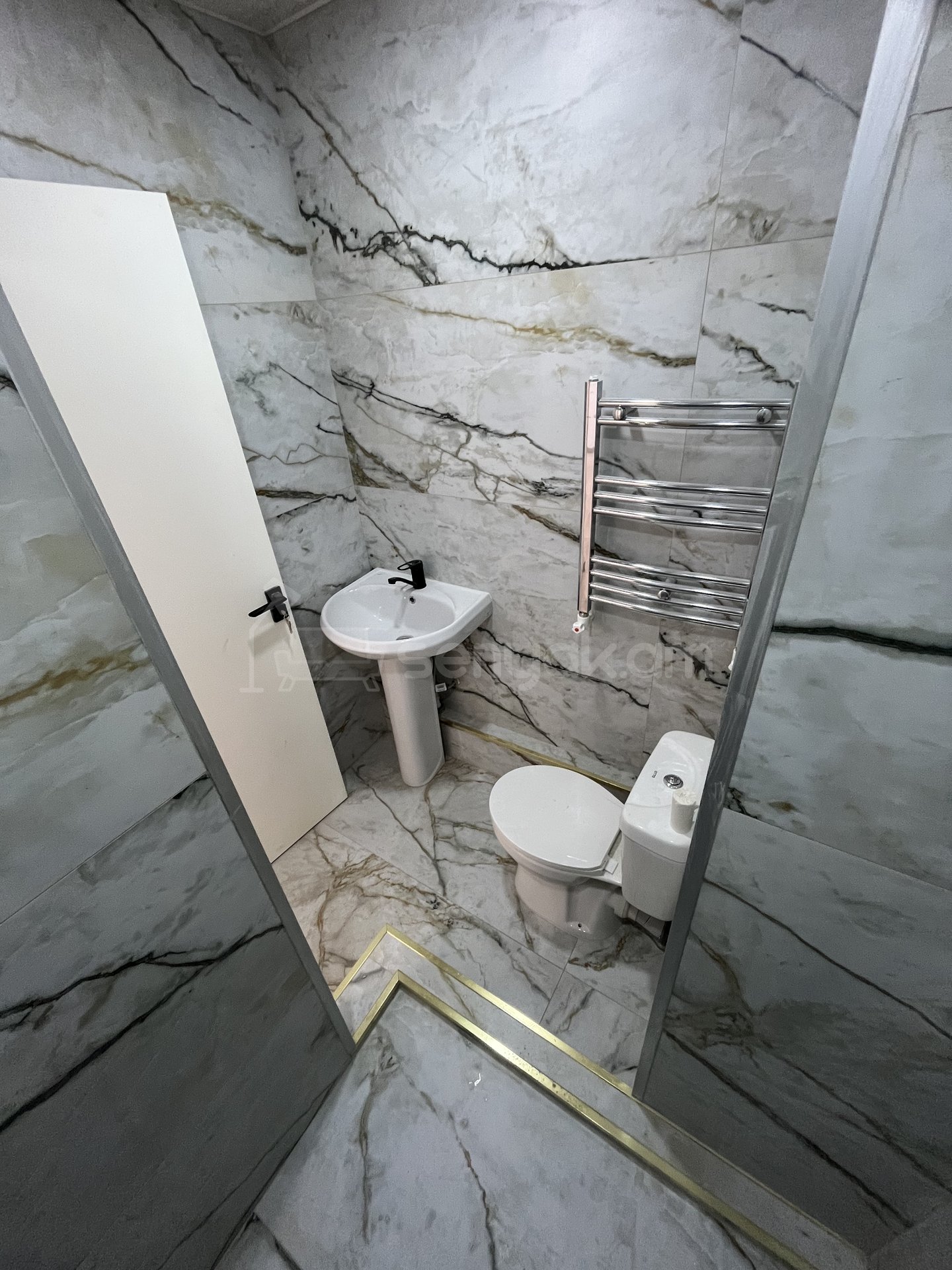 3 Սենյականոց Բնակարան Քարե Շենքում, 63քմ, 2/4 հարկ, Կապիտալ Վերանորոգված