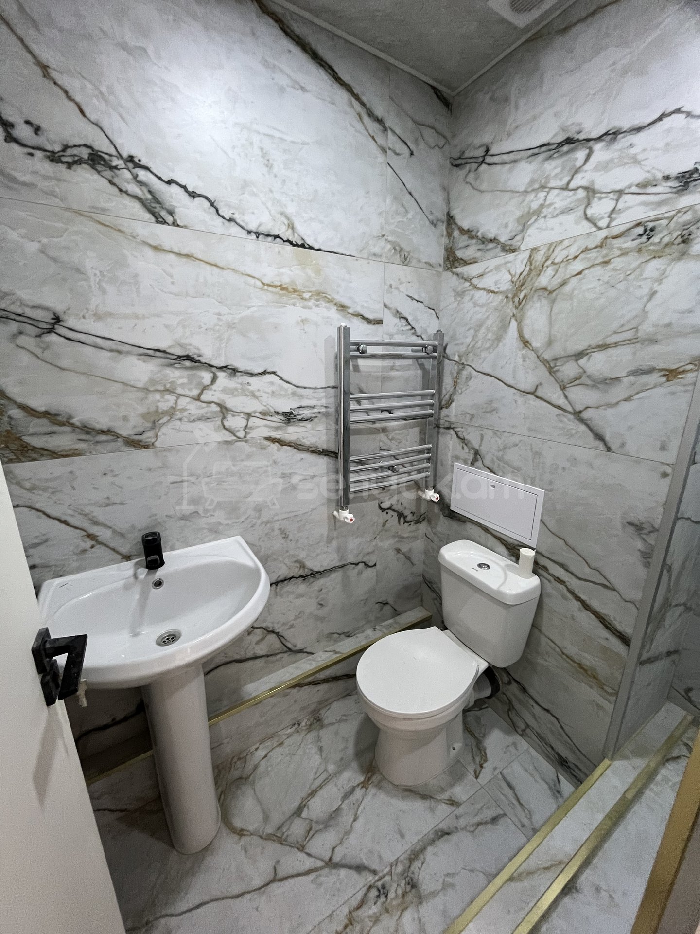 3 Սենյականոց Բնակարան Քարե Շենքում, 63քմ, 2/4 հարկ, Կապիտալ Վերանորոգված