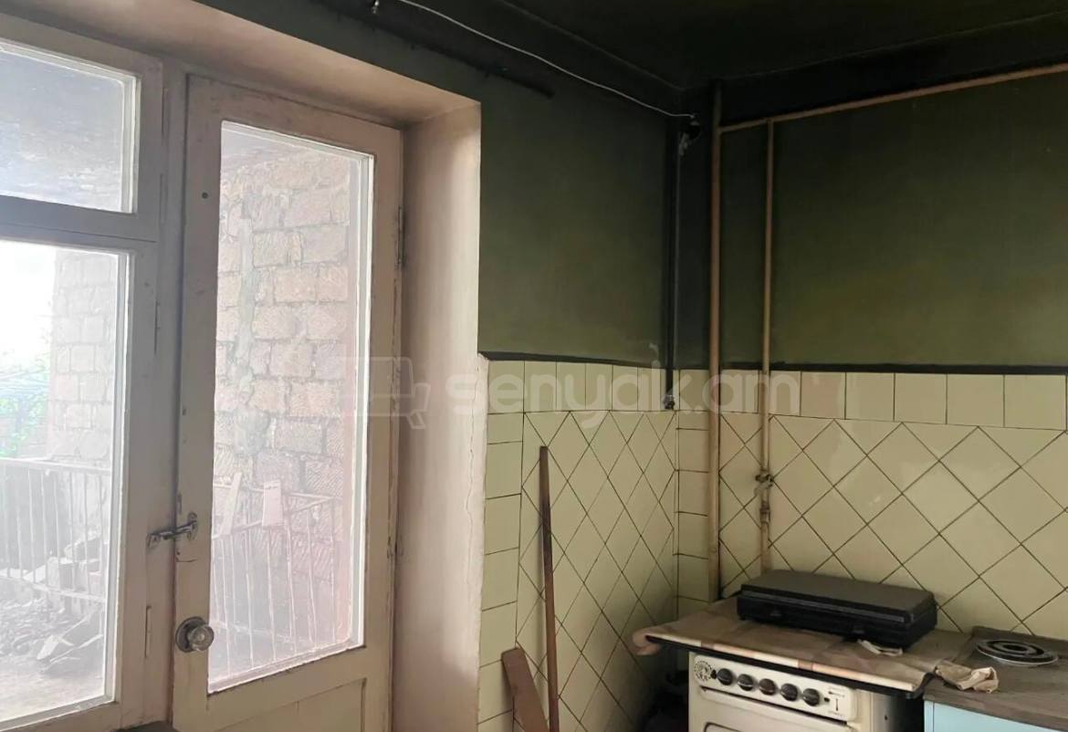 3 Սենյականոց Բնակարան Քարե Շենքում, 110քմ, 2/5 հարկ, Պետական Վիճակում