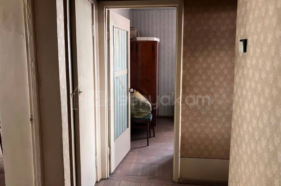 3 Սենյականոց Բնակարան Քարե Շենքում, 110քմ, 2/5 հարկ, Պետական Վիճակում