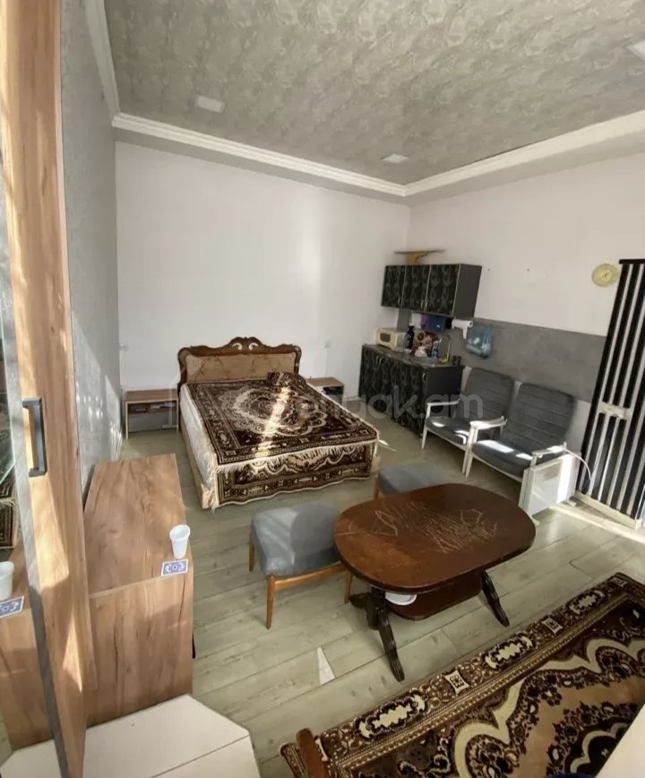 1 Սենյականոց Բնակարան Քարե Շենքում, 30քմ, 1/1 հարկ, Նորմալ Վիճակում, Կահավորված