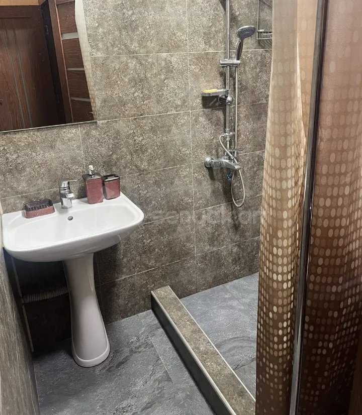 3 Սենյականոց Բնակարան, 77քմ, 5/9 հարկ, Նորմալ Վիճակում, Կահավորված, Արևկող