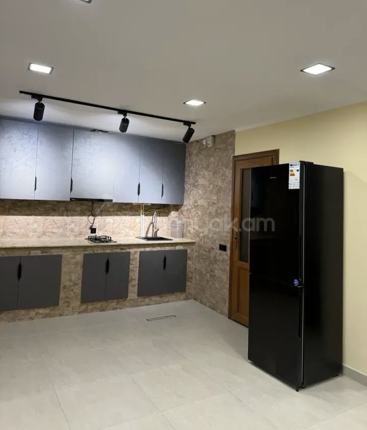 3 Սենյականոց Բնակարան Քարե Շենքում, 68քմ, 2/2 հարկ, Կապիտալ Վերանորոգված, Կահավորված