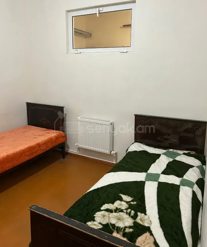 3 Սենյականոց Բնակարան Քարե Շենքում, 62քմ, 1/1 հարկ, Նորմալ Վիճակում, Կահավորված