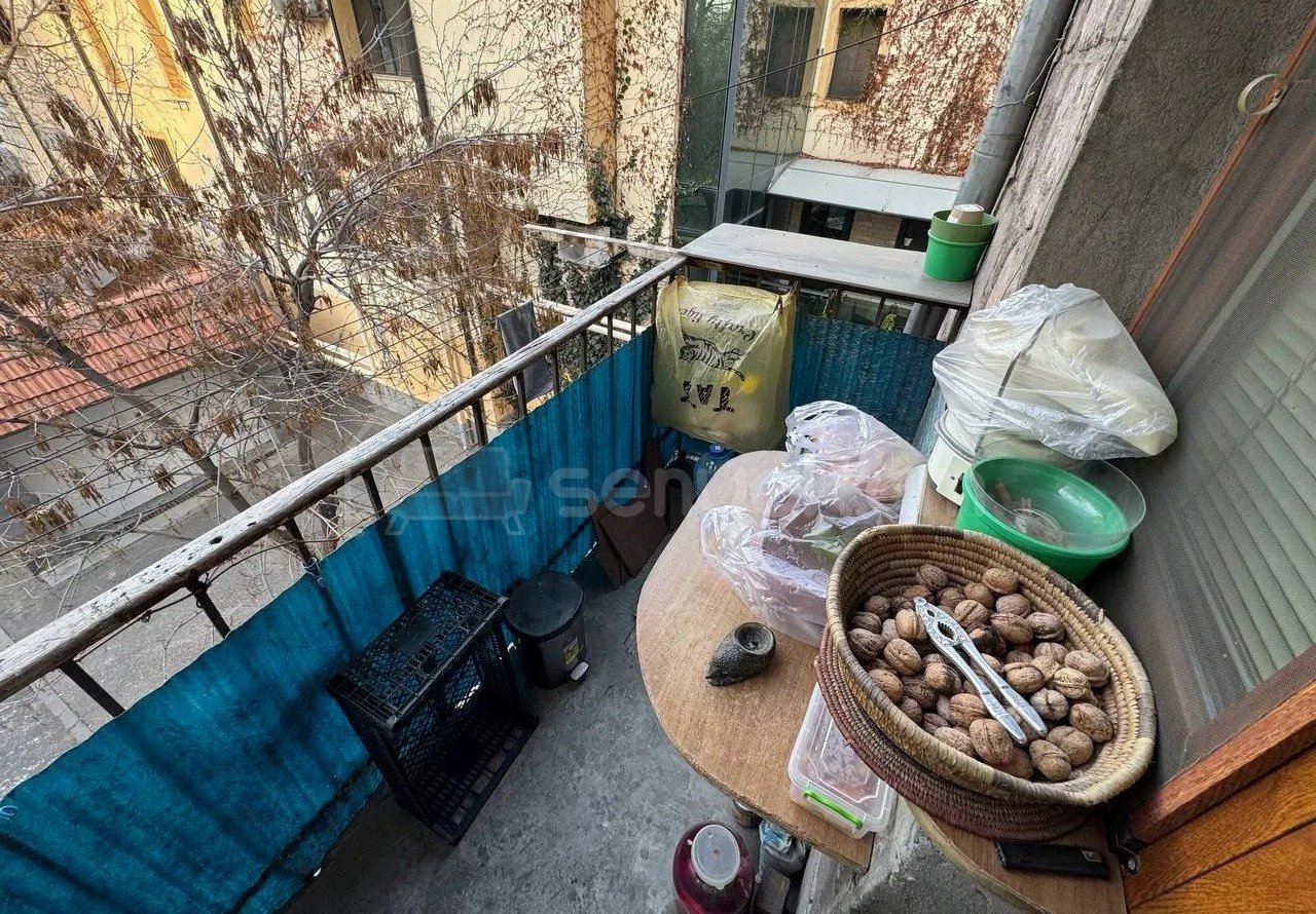 3 Սենյականոց Բնակարան Քարե Շենքում, 77քմ, 3/5 հարկ, Նորմալ Վիճակում