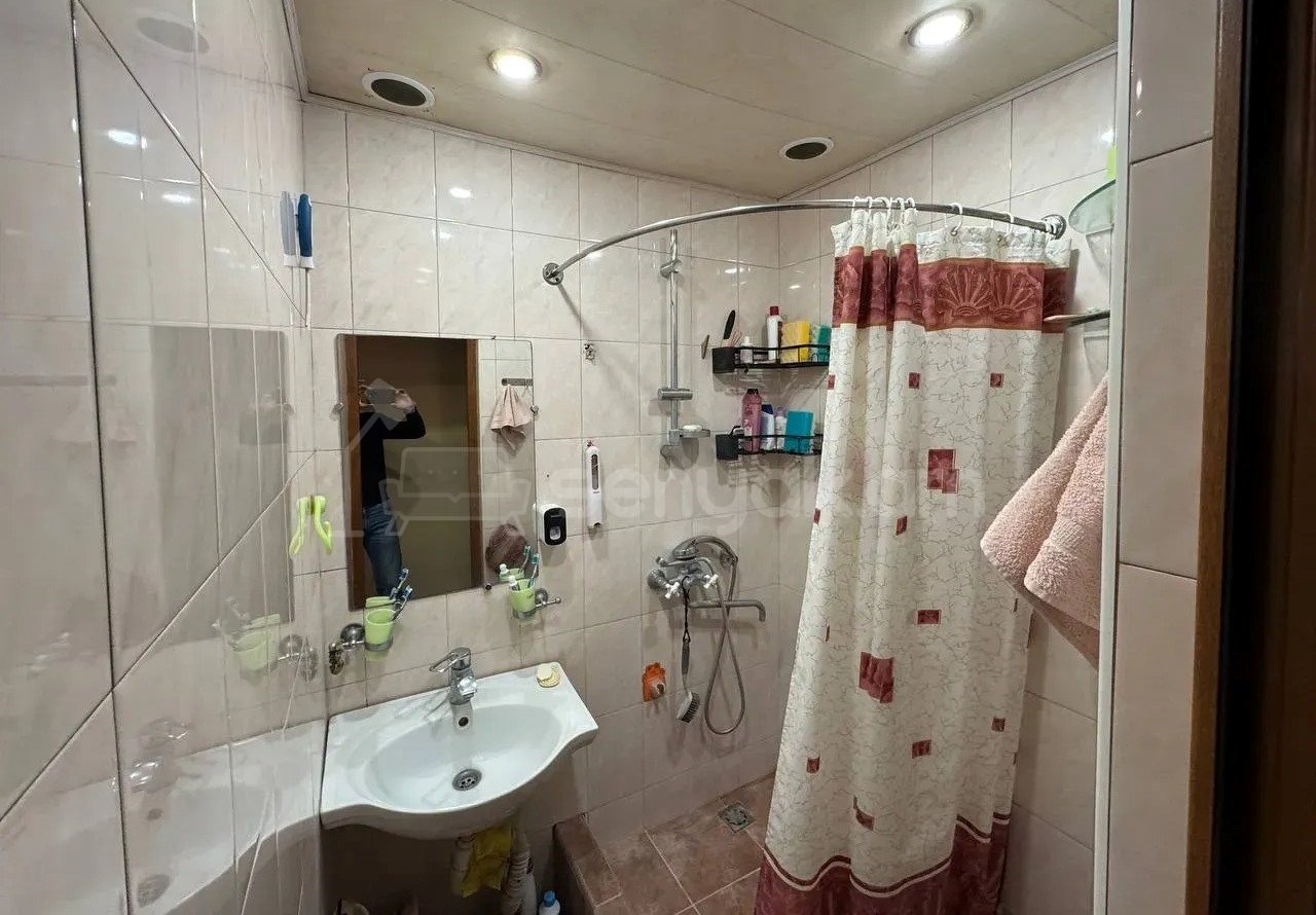 3 Սենյականոց Բնակարան Քարե Շենքում, 77քմ, 3/5 հարկ, Նորմալ Վիճակում