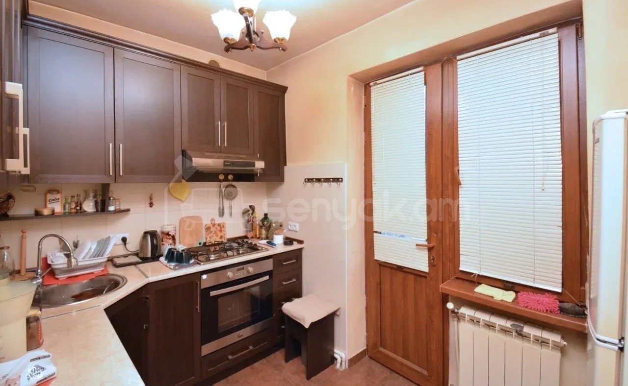 3 Սենյականոց Բնակարան Քարե Շենքում, 77քմ, 3/5 հարկ, Պետական Վիճակում