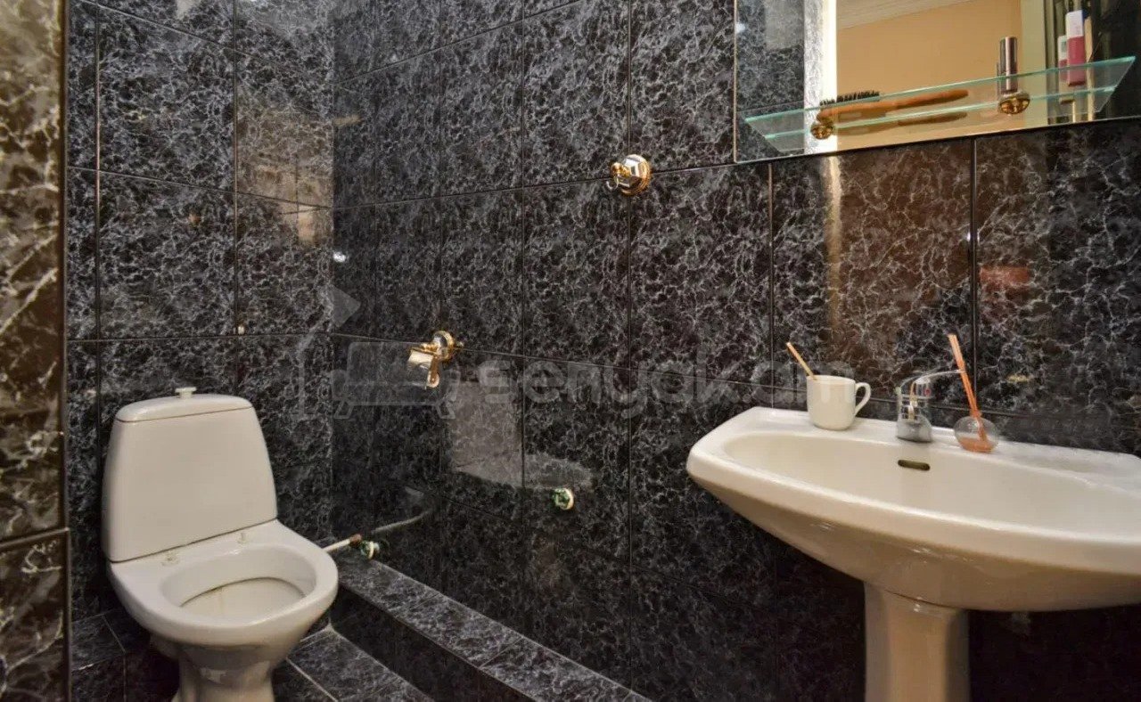 3 Սենյականոց Բնակարան Քարե Շենքում, 77քմ, 3/5 հարկ, Պետական Վիճակում