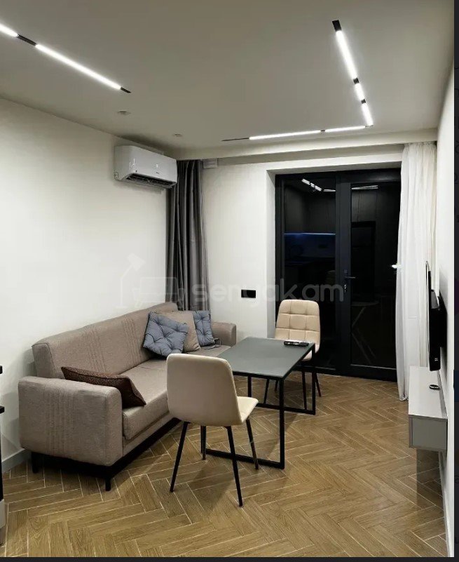 2 Սենյականոց Բնակարան Քարե Շենքում, 35քմ, 3/5 հարկ, Դիզայներական Վերանորոգված, Կահավորված