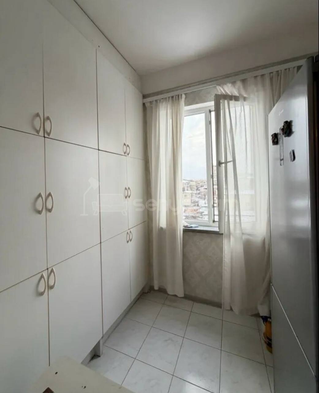 1 Սենյականոց Բնակարան, 46քմ, 3/10 հարկ, Նորմալ Վիճակում, Կահավորված, Արևկող