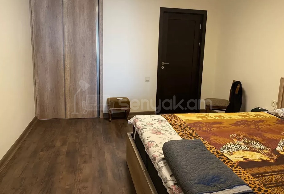 3 Սենյականոց Բնակարան Քարե Շենքում, 100քմ, 5/5 հարկ, Կապիտալ Վերանորոգված