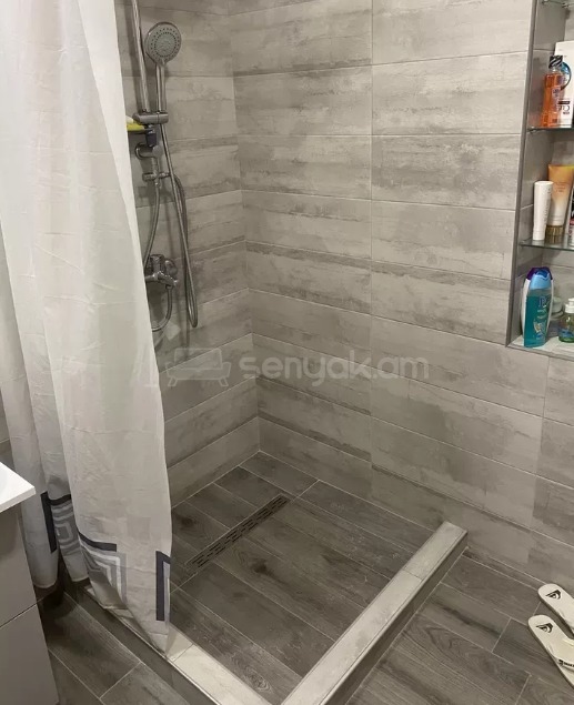 3 Սենյականոց Բնակարան Քարե Շենքում, 100քմ, 5/5 հարկ, Կապիտալ Վերանորոգված