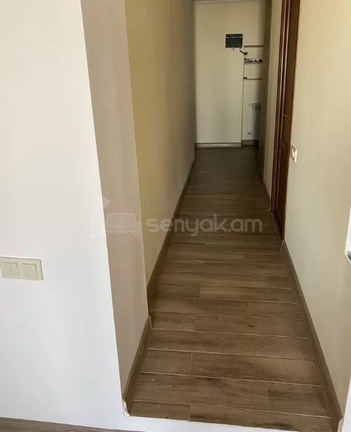 3 Սենյականոց Բնակարան Քարե Շենքում, 100քմ, 5/5 հարկ, Կապիտալ Վերանորոգված