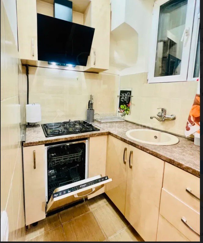 4 Սենյականոց Բնակարան Քարե Շենքում, 90քմ, 3/4 հարկ, Կապիտալ Վերանորոգված, Կահավորված