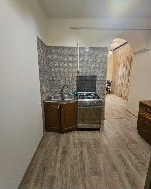 3 Սենյականոց Բնակարան Քարե Շենքում, 80քմ, 4/5 հարկ, Կապիտալ Վերանորոգված, Կահավորված