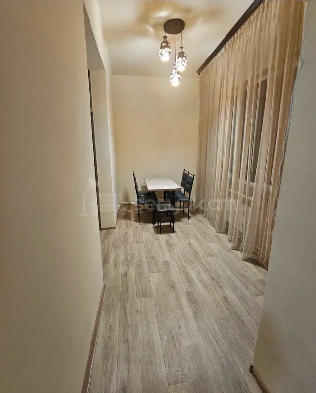 3 Սենյականոց Բնակարան Քարե Շենքում, 80քմ, 4/5 հարկ, Կապիտալ Վերանորոգված, Կահավորված