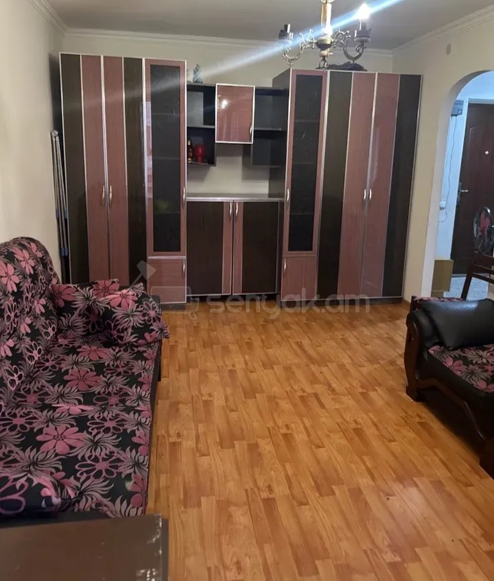 1 Սենյականոց Բնակարան Քարե Շենքում, 40քմ, 2/4 հարկ, Նորմալ Վիճակում, Կահավորված, Արևկող