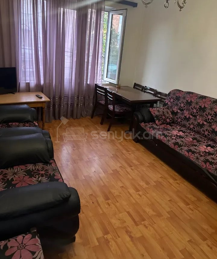 1 Սենյականոց Բնակարան Քարե Շենքում, 40քմ, 2/4 հարկ, Նորմալ Վիճակում, Կահավորված, Արևկող