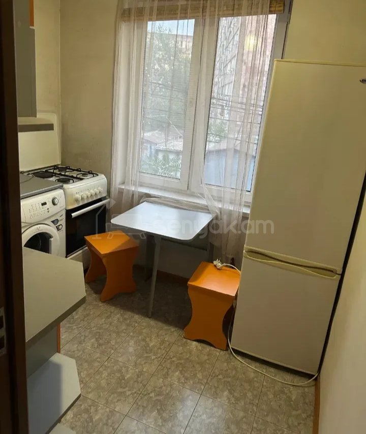 1 Սենյականոց Բնակարան Քարե Շենքում, 40քմ, 2/4 հարկ, Նորմալ Վիճակում, Կահավորված, Արևկող